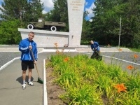 Молодогвардейцы и волонтеры привели в порядок территорию возле памятника воинам-автомобилистам