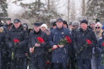 В День защитника Отечества в Парке Победы губернатор Роман Бусаргин возложил цветы к Вечному огню и памятнику землякам, погибшим в локальных войнах