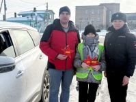 Юные инспекторы поздравили водителей с наступающим праздником