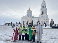 Отдел Госавтоинспекции МО МВД России «Вольский» и отряд ЮИД пожелали водителям и пешеходам удачи на дорогах в Новом году